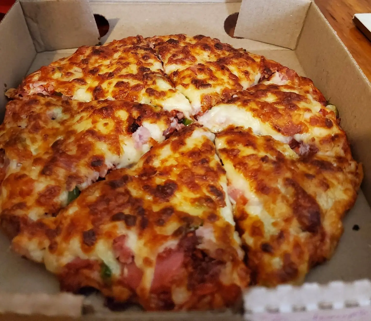 Pizza al gusto con 8 ingredientes a elegir.
