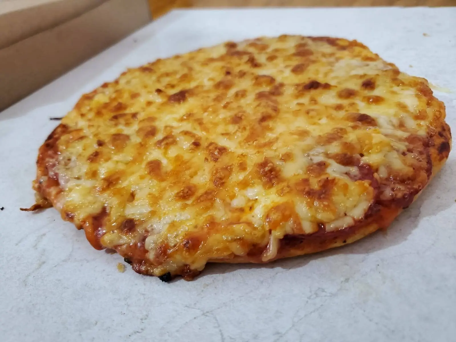 Pizza Belén con pepperoni y tocino.
