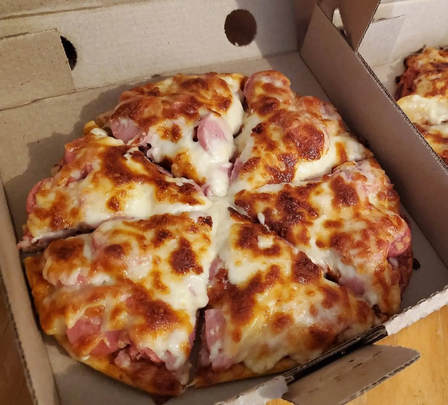 Pizza de Carnes Frías con pepperoni, jamón y salchicha de pavo.