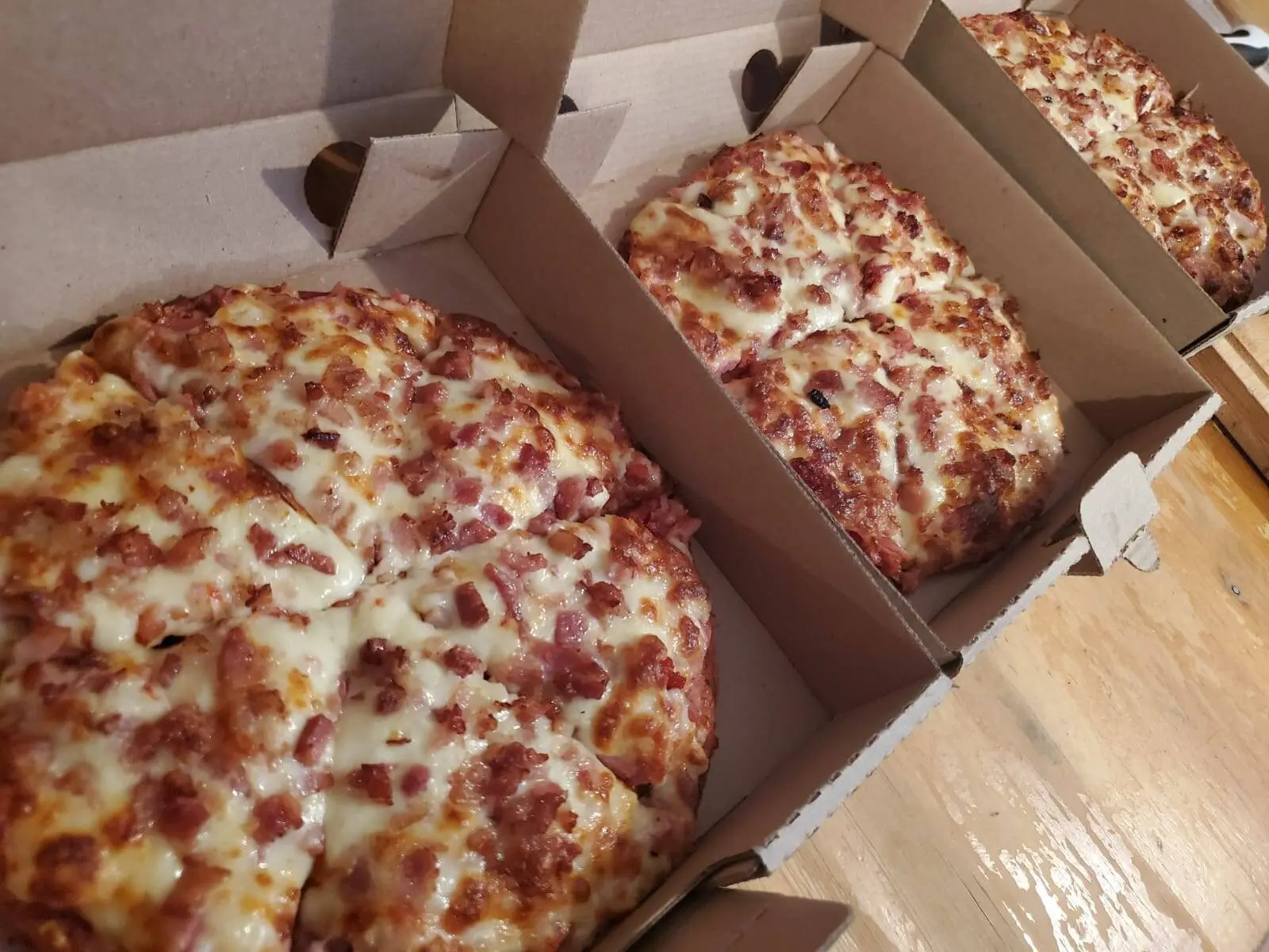 Pizza Carnívora con pepperoni, tocino, salchicha, chorizo y jamón.