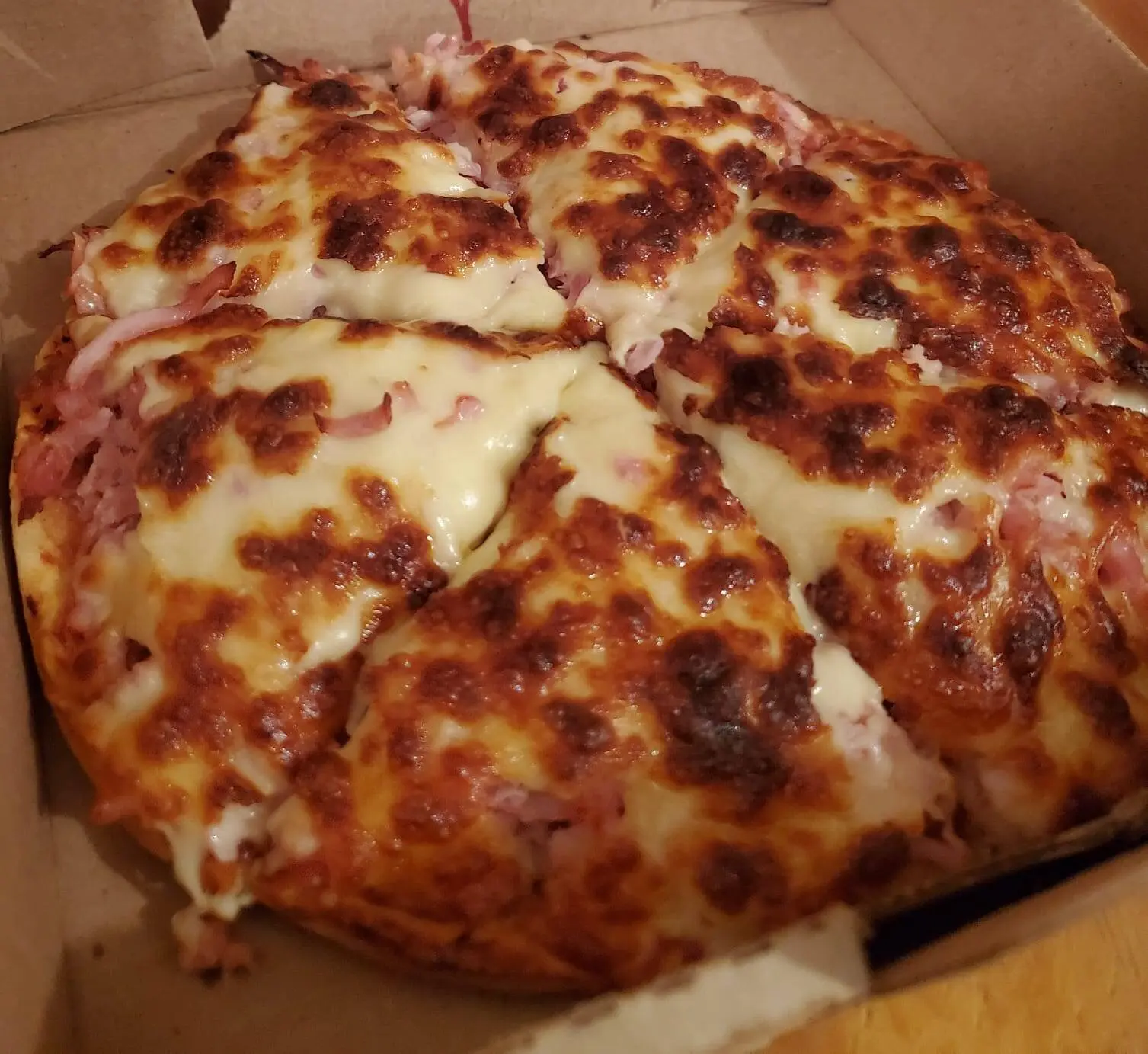 Pizza Faisán con jamón, chorizo y tocino.