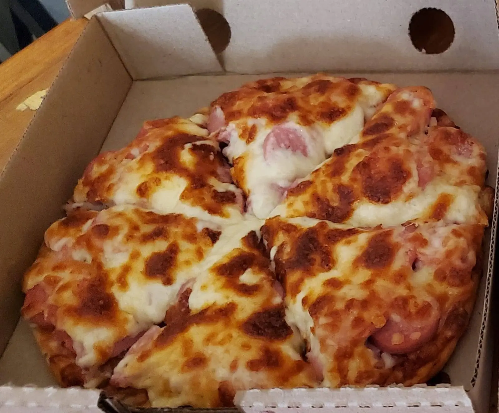 Pizza Francis con pepperoni y salchicha de pavo.