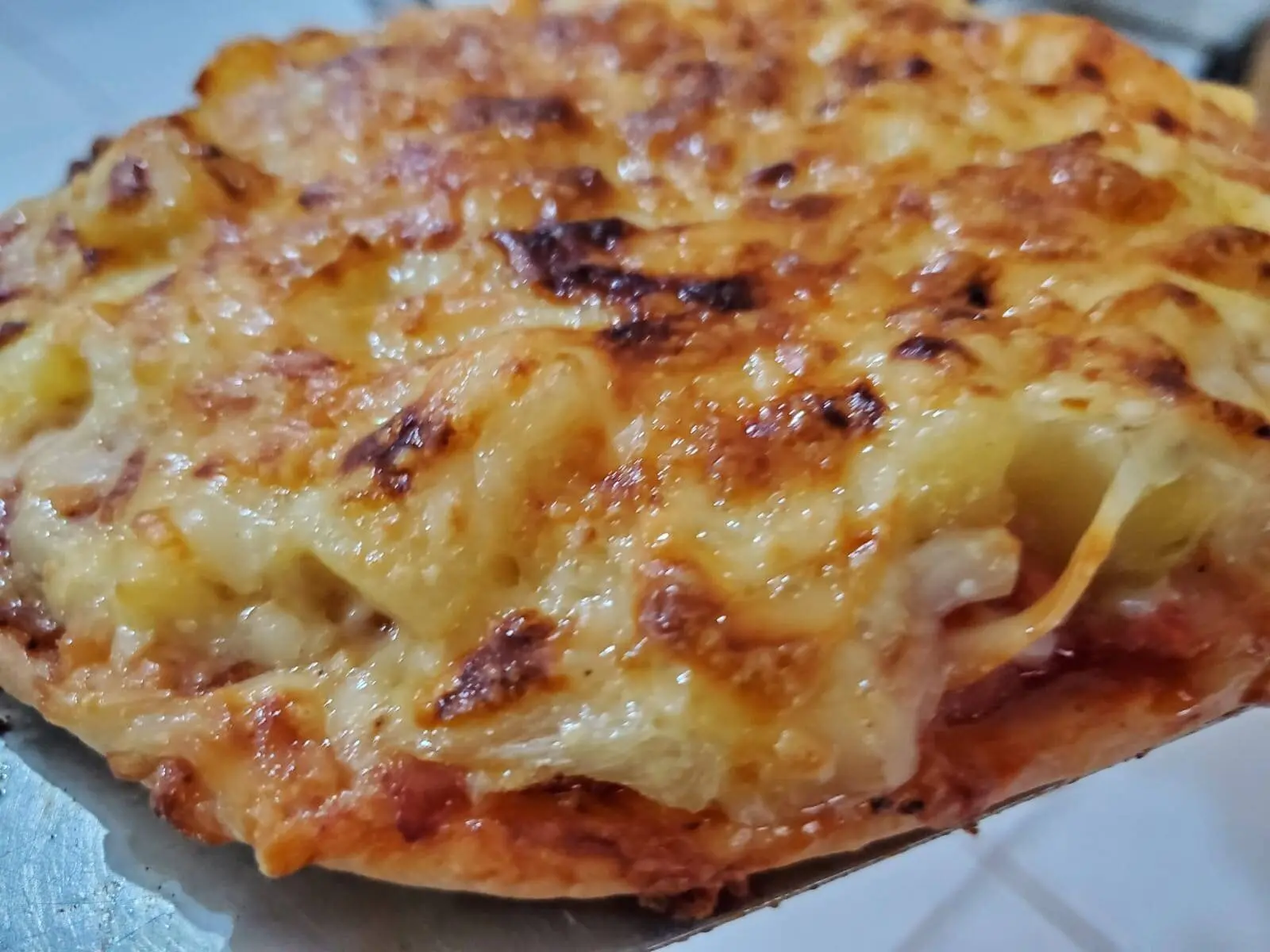 Pizza Jaguayana con jamón y piña.