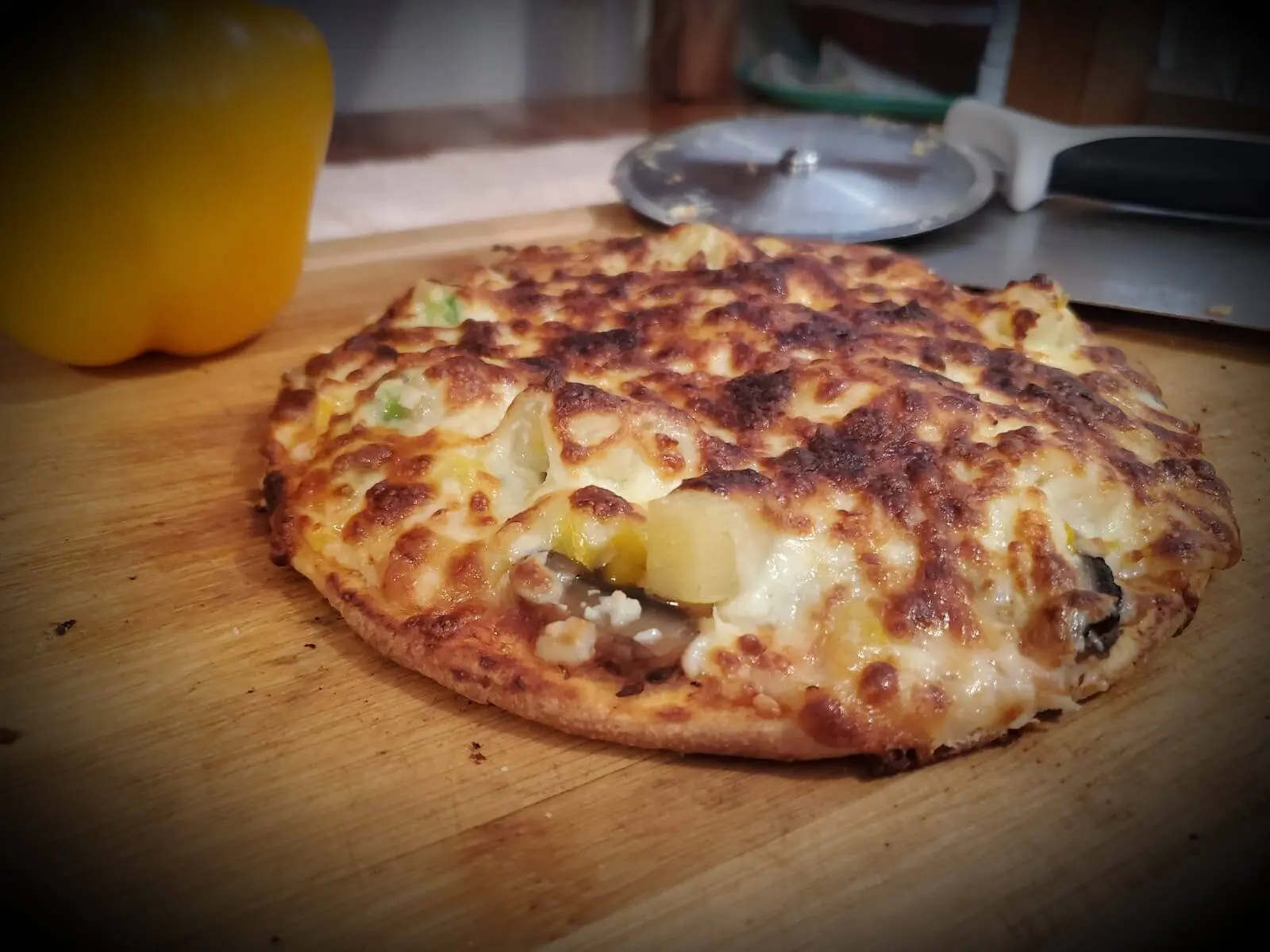 Pizza Veggie con piña, pimiento morrón y champiñones.